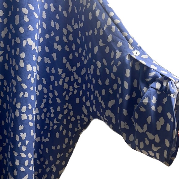 Entro, V-Neckline, Slit Sides, Roll Tab Sleeves Top, Blue/White, Large - Picture 3 of 6